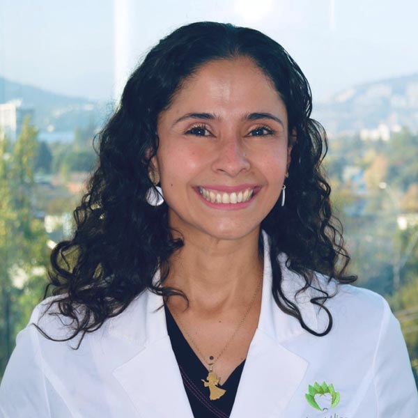 doctora yuliana candiales